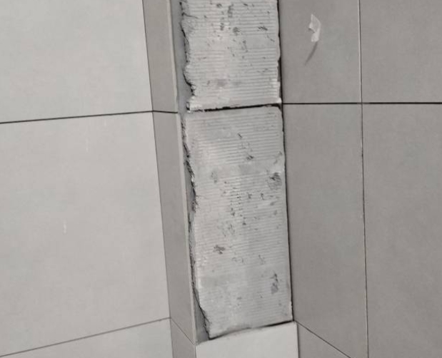 平鲁瓷砖空鼓维修公司分享下瓷砖施工前基层浇水润湿程度不足，可能导致以下问题